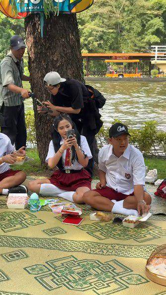Bella Bonita dan Denny Caknan piknik (Instagram.com/bellabonita_r.a)