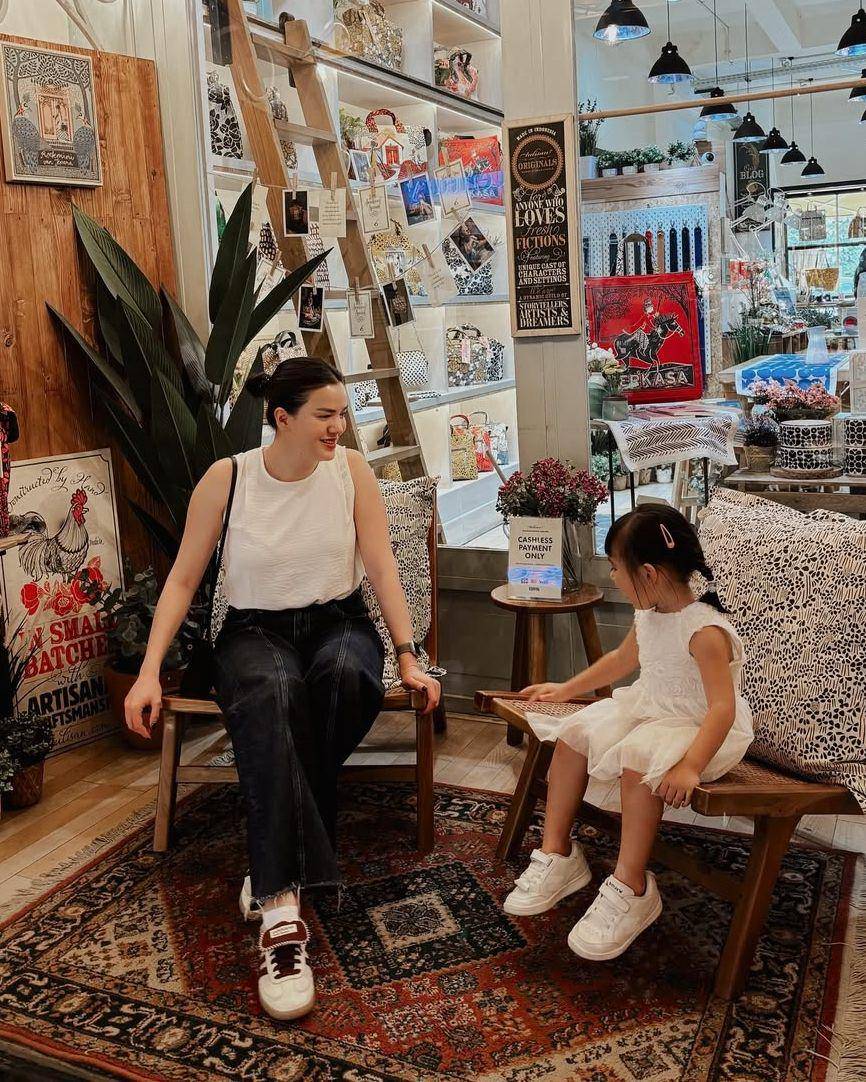 padu padan outfit hitam putih ala Alice Norin (instagram.com/alicenorin)