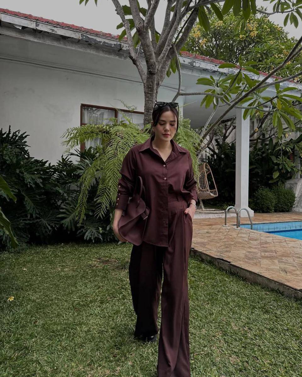 inspirasi office look ala Alice Norin (instagram.com/alicenorin)