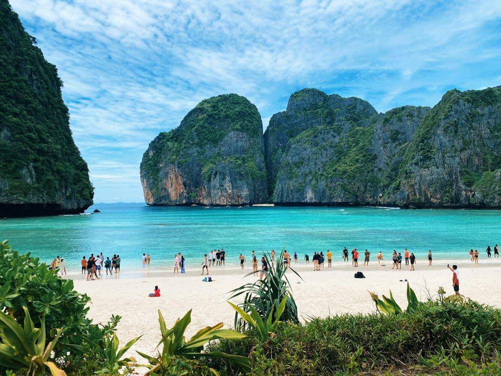 Phuket, Thailand (unsplash.com/tuan1561)