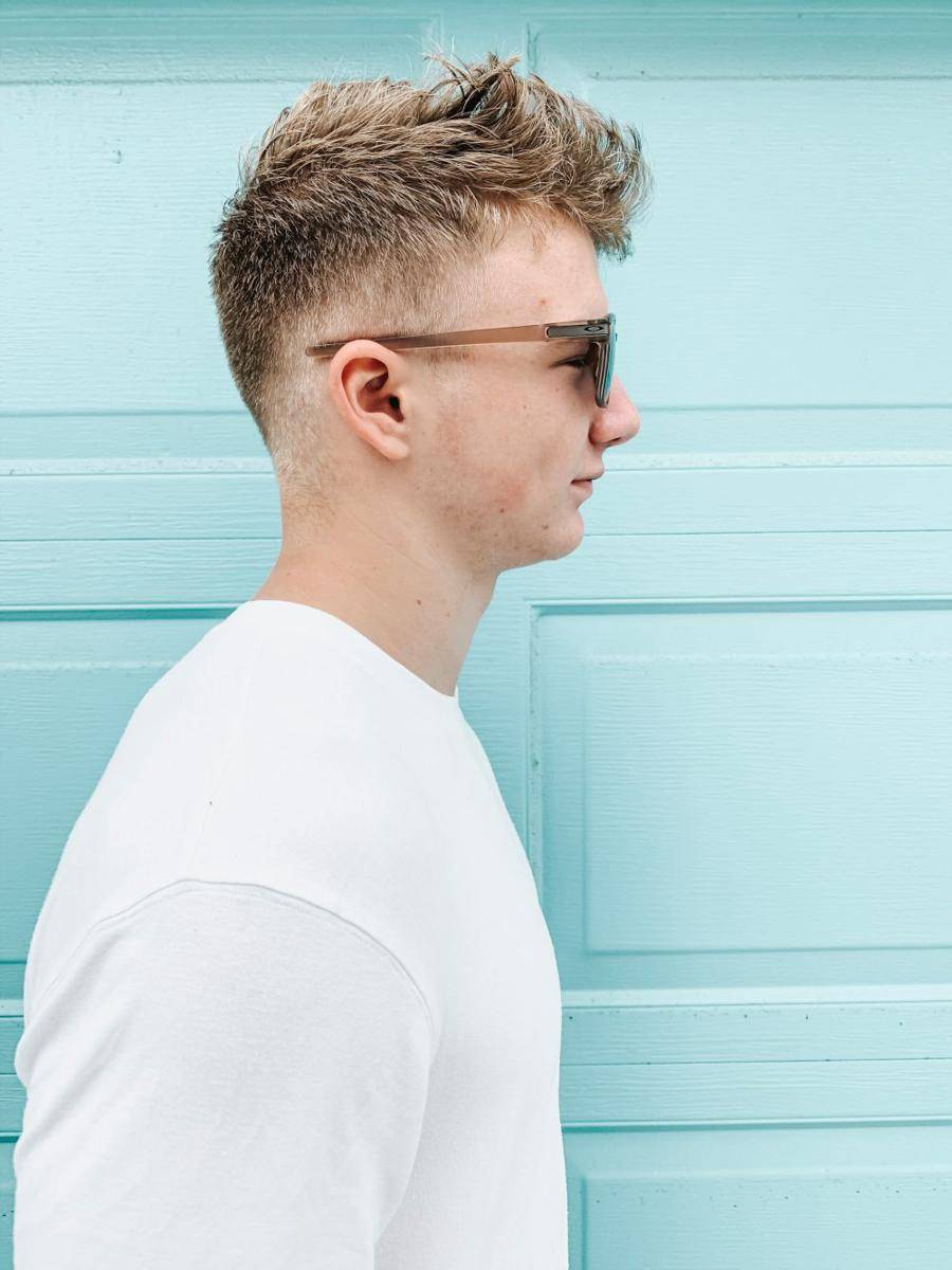 ilustrasi gaya rambut low taper klasik (unsplash.com/Derick McKinney)