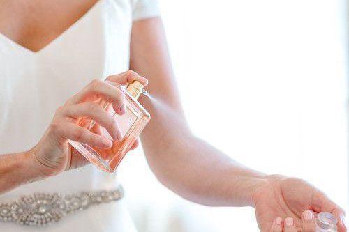 Ilustrasi titik semprot parfum agar kamu wangi seharian. (Pinterest/Allana)
