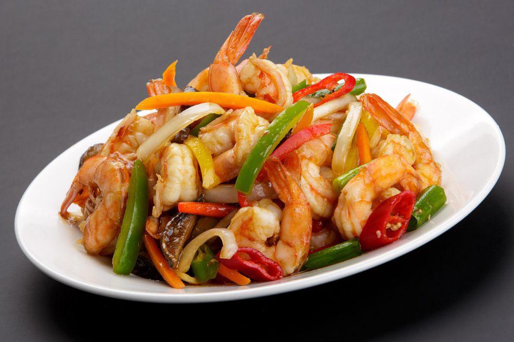 ilustrasi tumis sayuran dengan udang dan telur (pixabay.com/genshes2013)