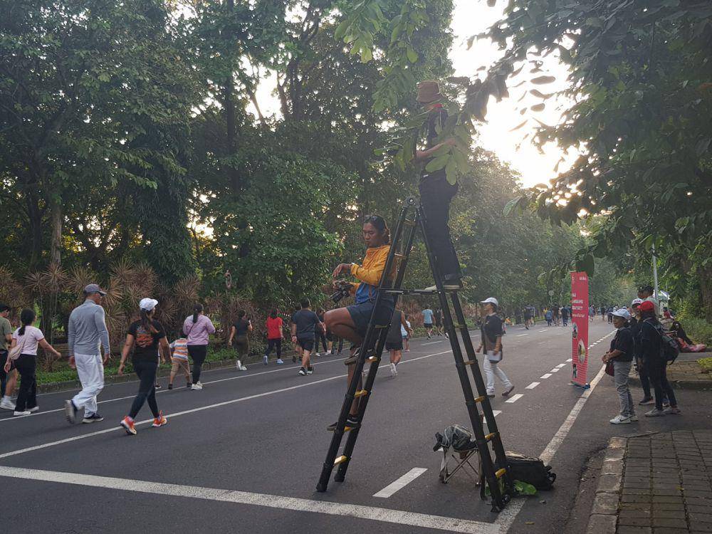 Beberapa fotografer terlihat menggunakan tanda untuk menangkap momen-momen menarik. (dok. pribadi/Ari Budiadnyana)