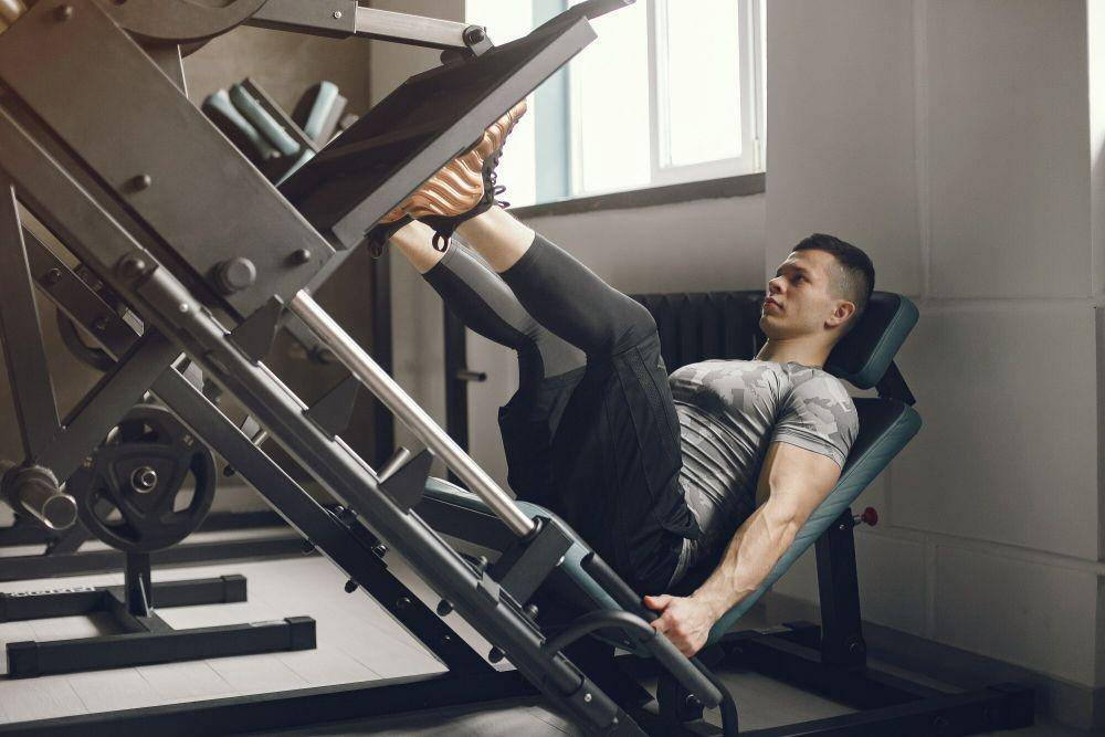 ilustrasi leg press (freepik.com/prostooleh)