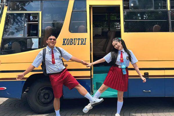 7 Potret Denny Caknan dan Bella Bonita Piknik Pakai Seragam SD