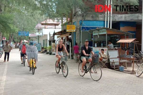 Wisatawan mancanegara berkeliling menggunakan sepeda di Gili Trawangan Lombok Utara. (IDN Times/Muhammad Nasir)