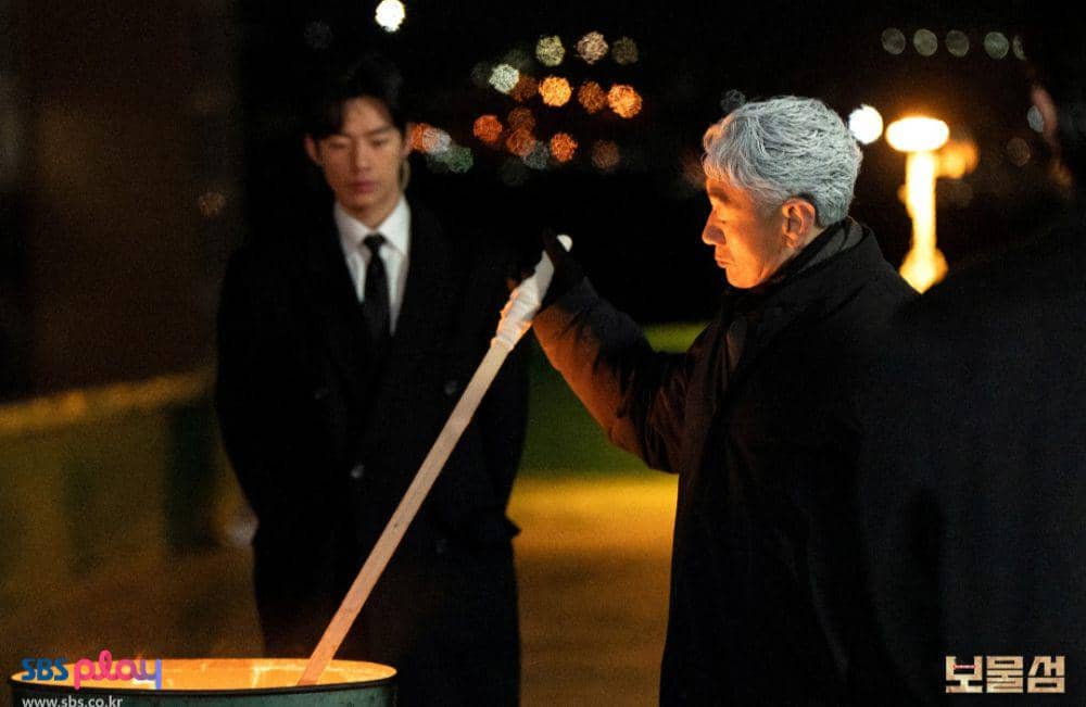 Still cut Buried Hearts (dok. SBS/Buried Hearts)