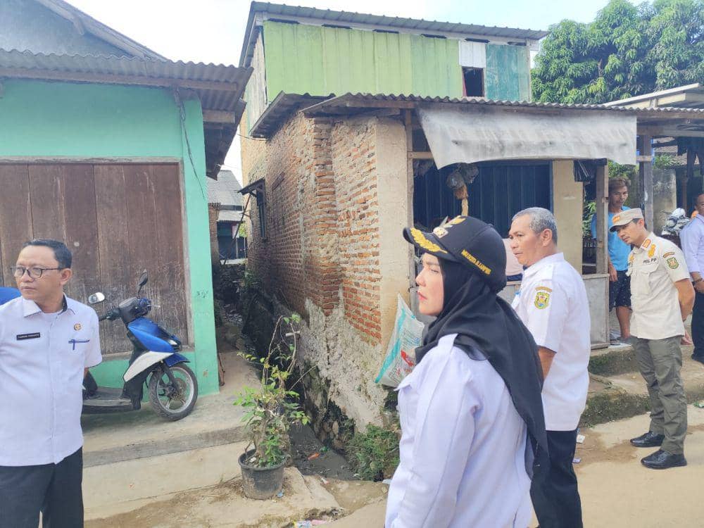 Walikota Bandar Lampung, Eva Dwiana saat meninjau lokasi rawan banjir. (IDN Times/Muhaimin)
