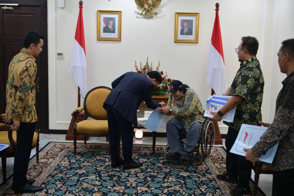 Wakil Presiden (Wapres), Gibran Rakabuming menerima audiensi Komite Paralimpiade Nasional atau National Paralympic Committee (NPC) Indonesia di Kantor Wapres, Jalan Medan Merdeka Utara, Gambir, Jakarta Pusat, Kamis (10/4/2025) (dok. Setwapres)
