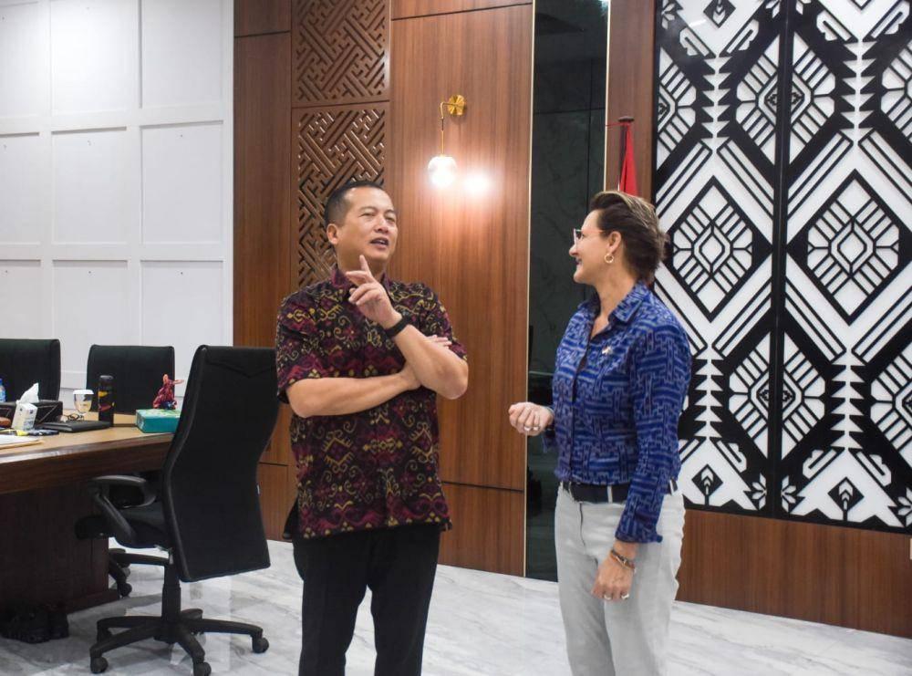Gubernur NTB Lalu Muhamad Iqbal saat menerima kunjungan Konsulat Jenderal Australia di Bali, Jo Stevens di Kantor Gubernur NTB, Kamis (10/4/2025). (dok. Istimewa,)