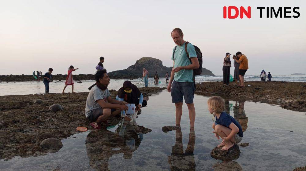 Ilustrasi wisatawan mancanegara di Pantai Seger KEK Mandalika. (IDN Times/Muhammad Nasir)