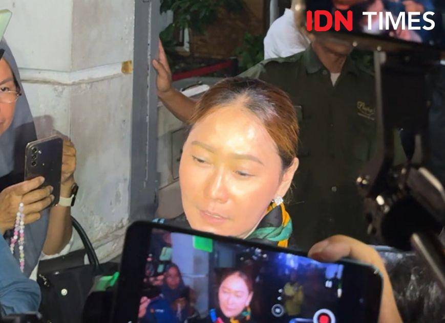 Inul Daratista di rumah duka pada Kamis (10/4/2025) (IDN Times/Elizabeth Chiquita)