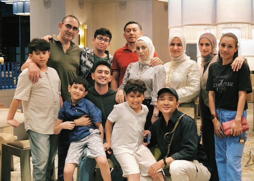 7 Potret Bahagia Omar Daniel Rayakan Ulang Tahun ke-30 Bareng Keluarga