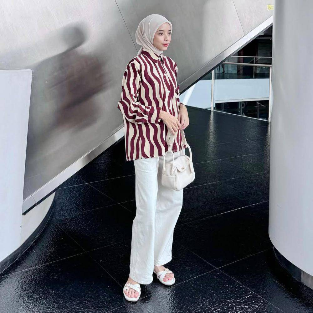 potret ide OOTD kasual serba kemeja dan blouse ala Tarisya Milanti (instagram.com/tarisymln)