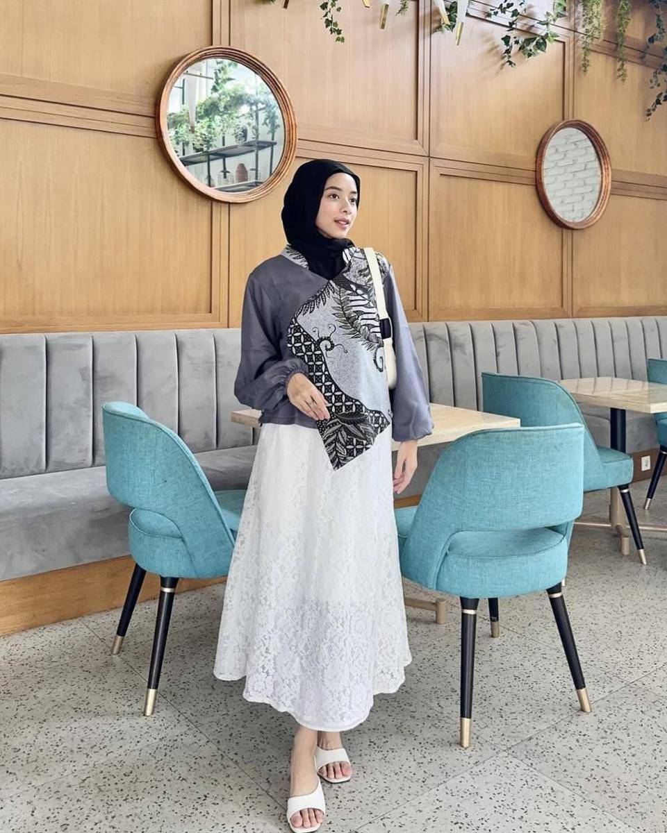 potret ide OOTD kasual serba kemeja dan blouse ala Tarisya Milanti (instagram.com/tarisymln)