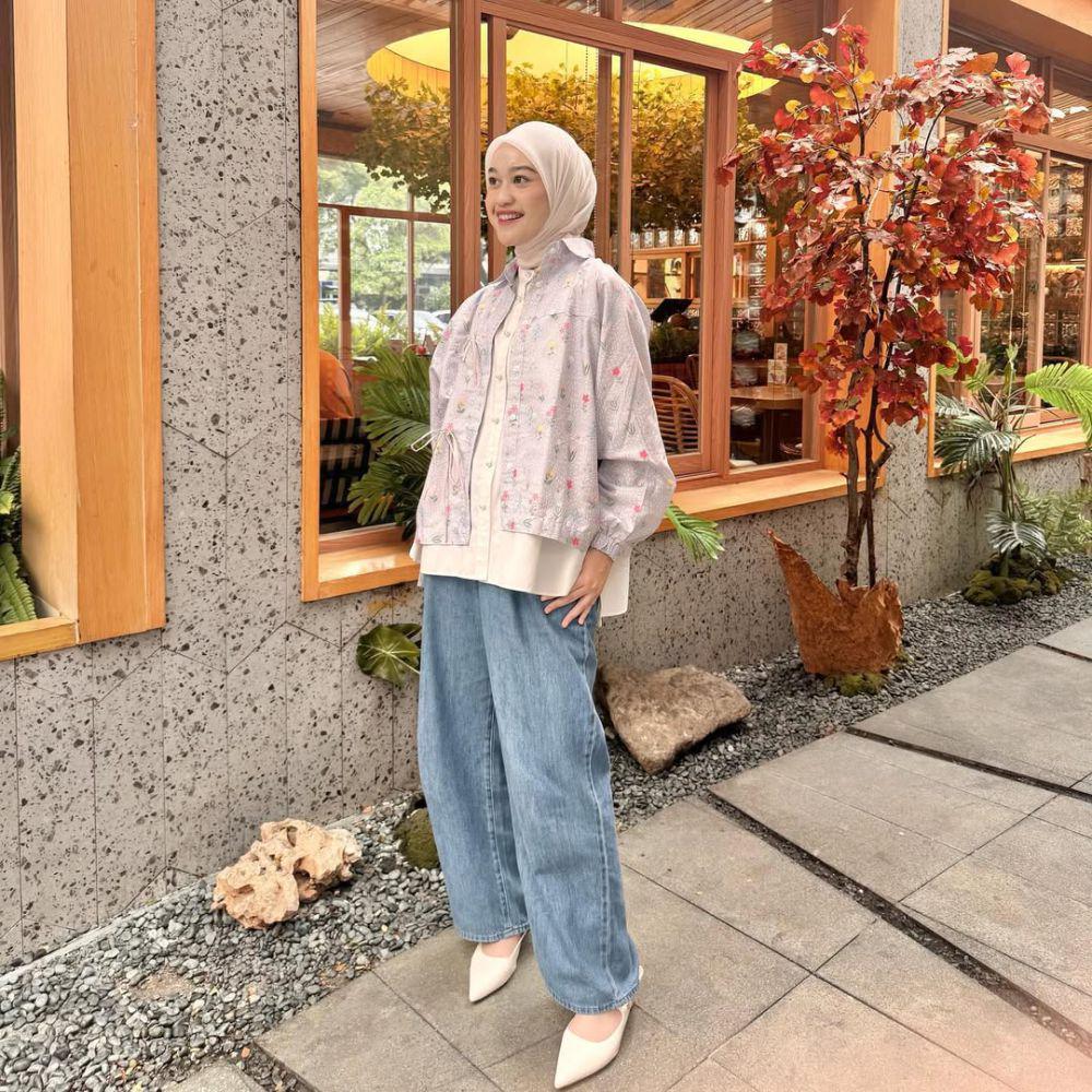 potret ide OOTD kasual playful buat ngampus ala Firyal Aisyah (instagram.com/firyalaisyah)