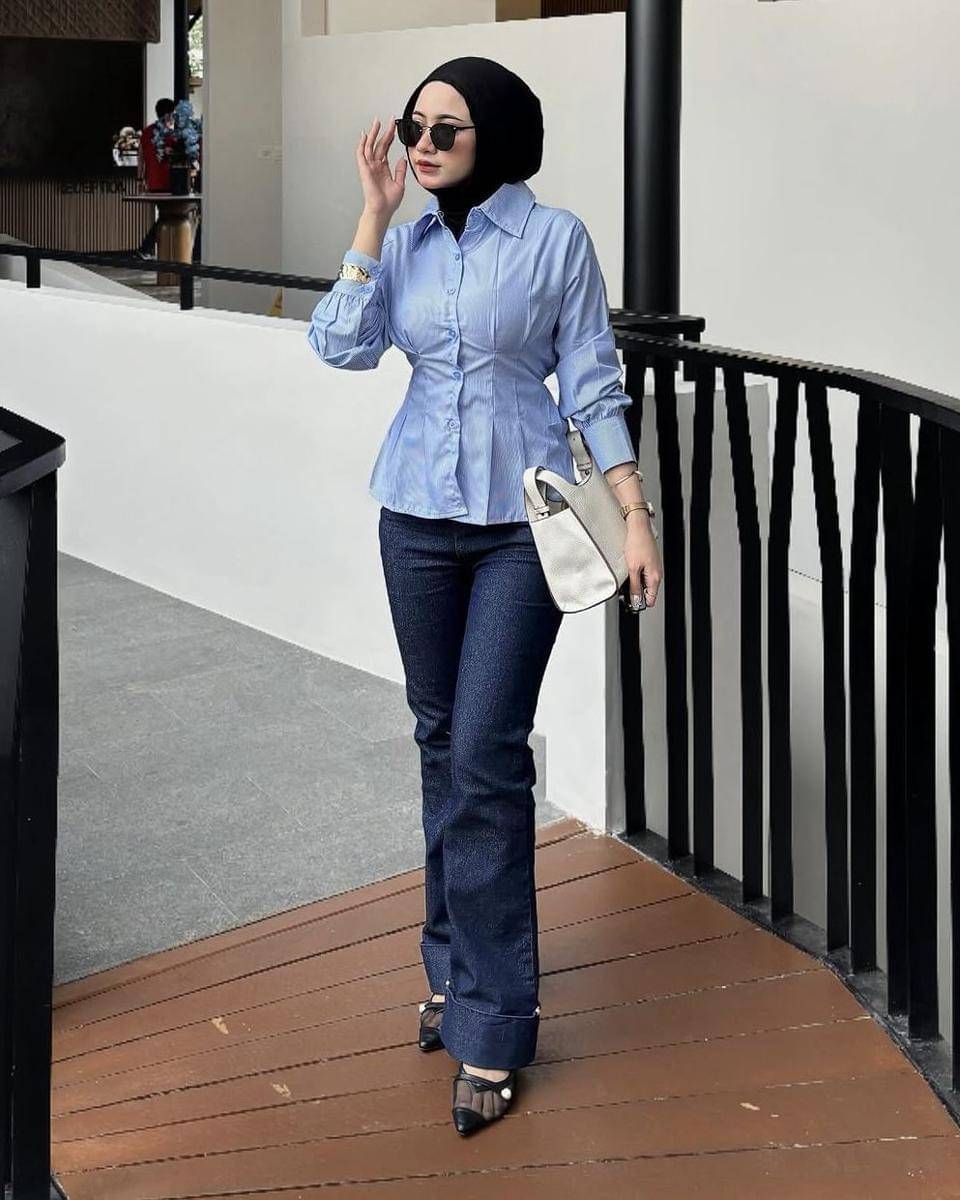 potret ide OOTD kasual serba flare pants ala Rossidatul Umami (instagram.com/rossidatul.umami)