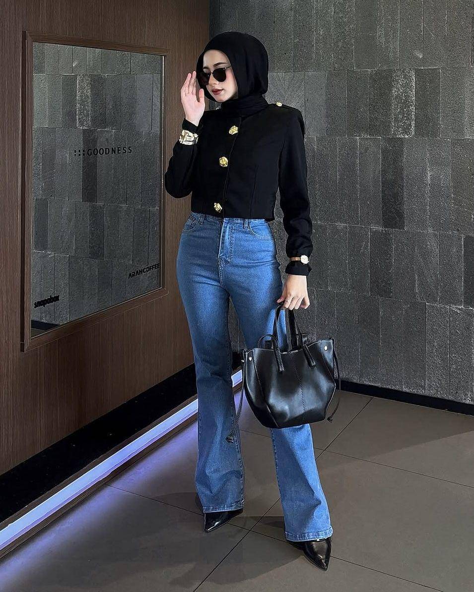 potret ide OOTD kasual serba flare pants ala Rossidatul Umami (instagram.com/rossidatul.umami)