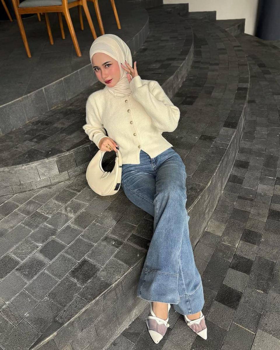 potret ide OOTD kasual serba flare pants ala Rossidatul Umami (instagram.com/rossidatul.umami)