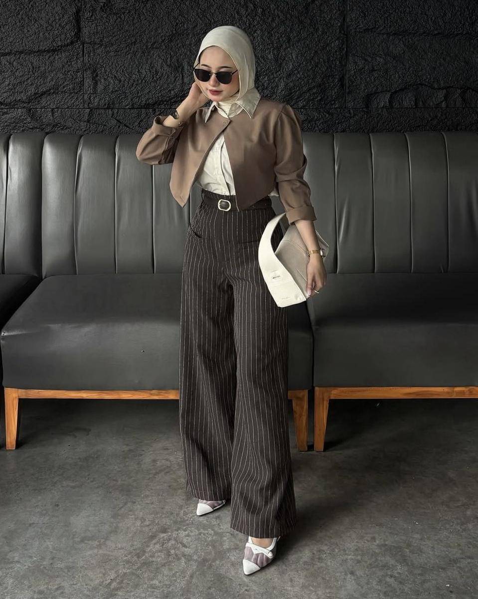 potret ide OOTD kasual serba flare pants ala Rossidatul Umami (instagram.com/rossidatul.umami)