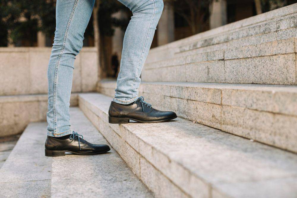 ilustrasi sepatu formal hitam (freepik.com/Freepik)