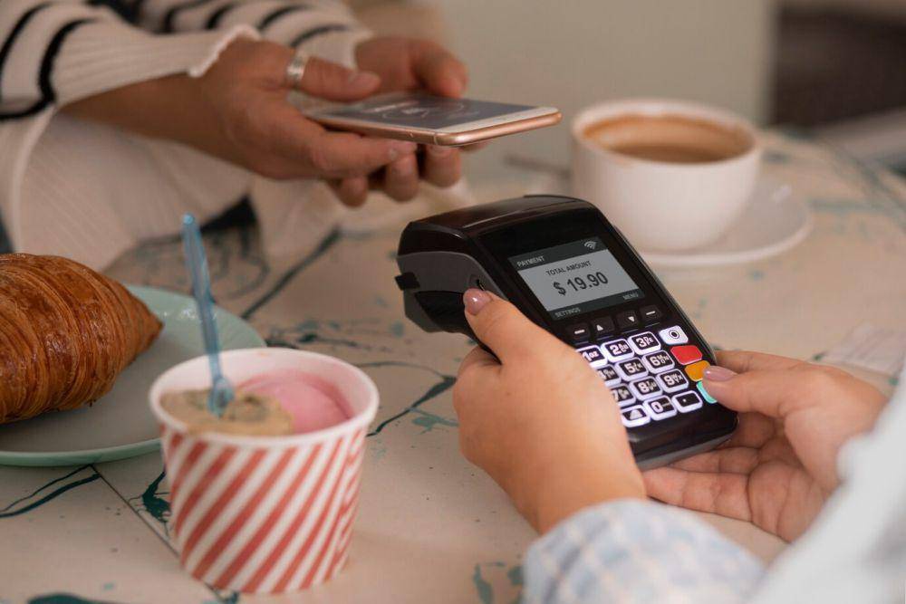 ilustrasi transaksi menggunakan digital payment (freepik.com/freepik)