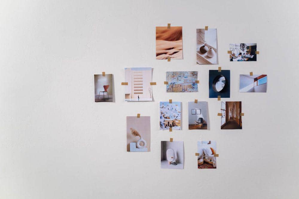 ilustrasi mini gallery wall di kamar (pexels.com/cottonbro studio)