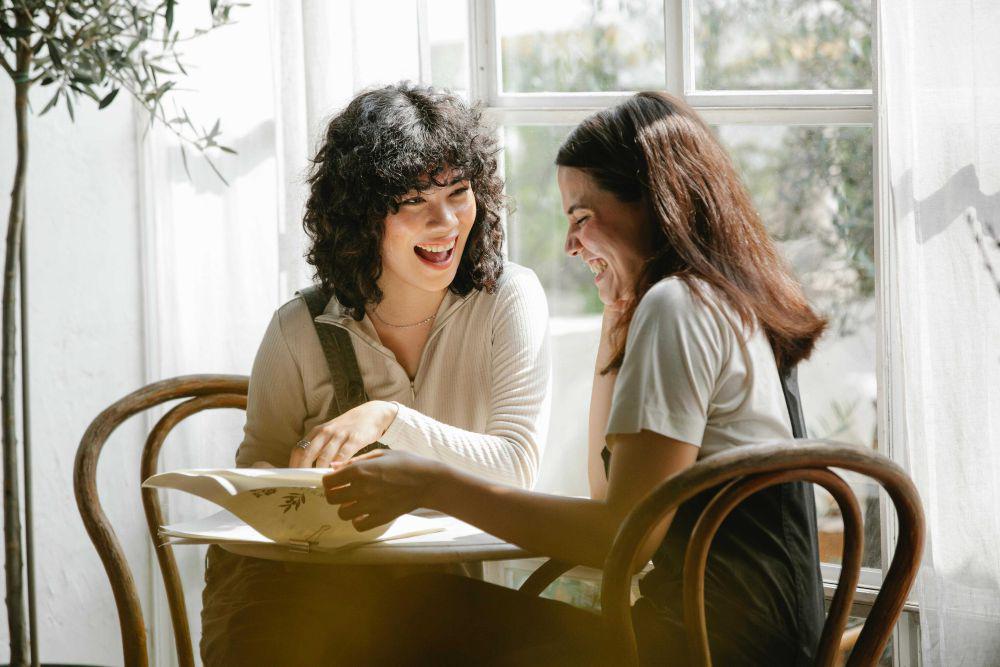 8 Tips Merangkul Sahabat yang Pendiam dan Tertutup agar Lebih Dekat
