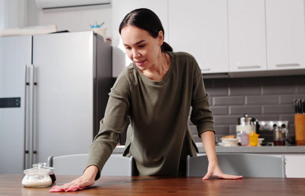 ilustrasi seseorang yang sedang membersihkan meja dapur (pexels.com/Jep Gambardella)