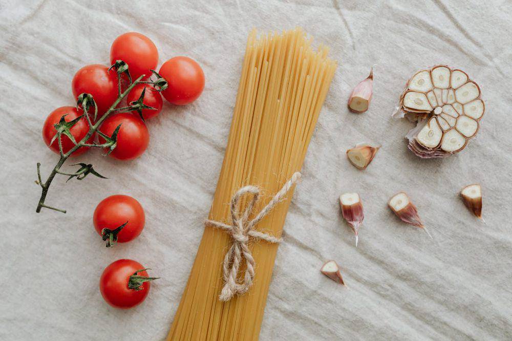 ilustrasi bahan pasta carbonara sosis pedas (pexels.com/Photo By: Kaboompics.com)