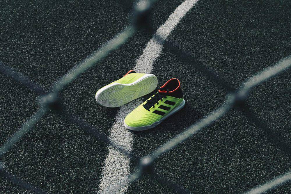 ilustrasi perbedaan sepatu futsal dan sepatu bola (unsplash.com/@zelladun)