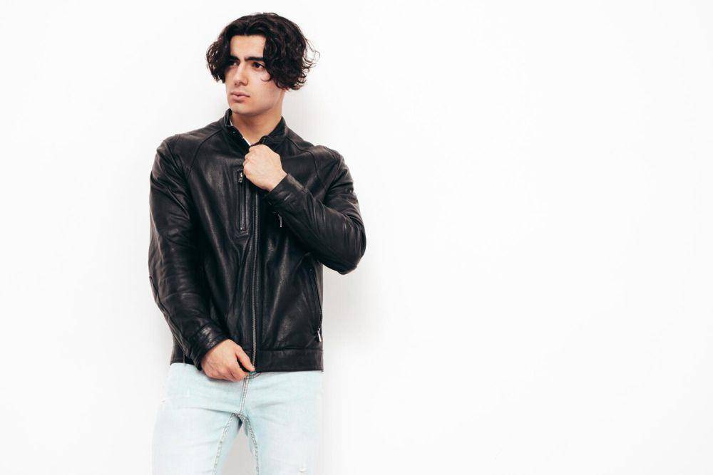 ilustrasi jaket kulit hitam (freepik.com/Halayalex)