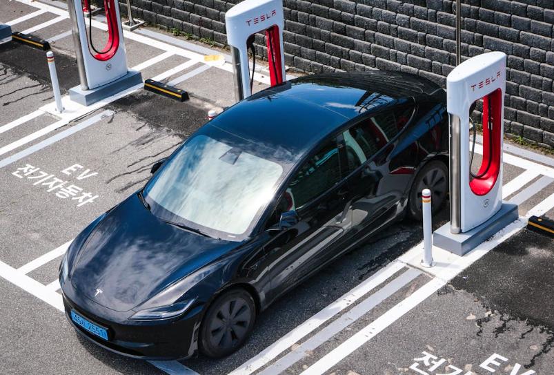 Ilustrasi pengisian daya listrik Tesla (Pexels/DaeYeoung Ahn)