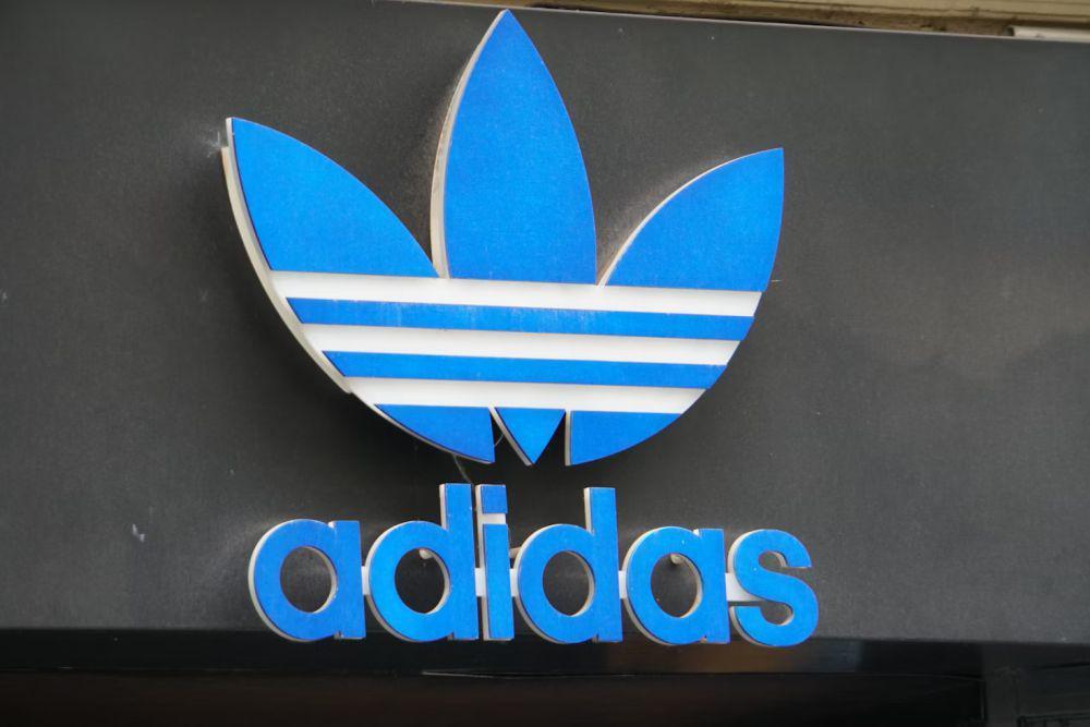 Sejarah Logo Adidas dan Evolusi Ikoniknya Sejak 1949