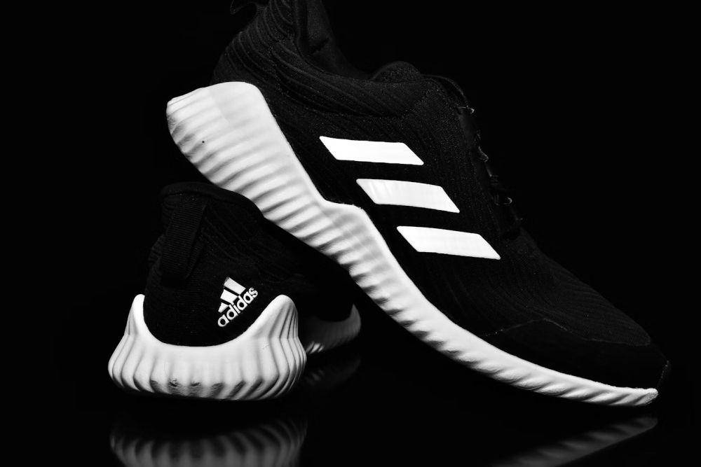 sepatu Adidas (unsplash.com/Xavier Cee)