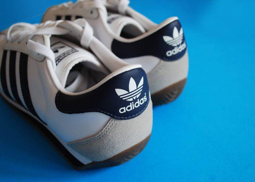 sepatu Adidas (unsplash.com/Chiara Guercio)