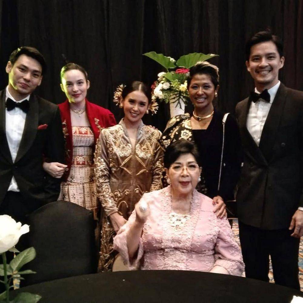 potret kenangan artis bersama Titiek Puspa (instagram.com/titiekpuspa_official)