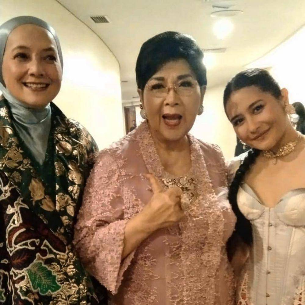 potret kenangan artis bersama Titiek Puspa (instagram.com/titiekpuspa_official)