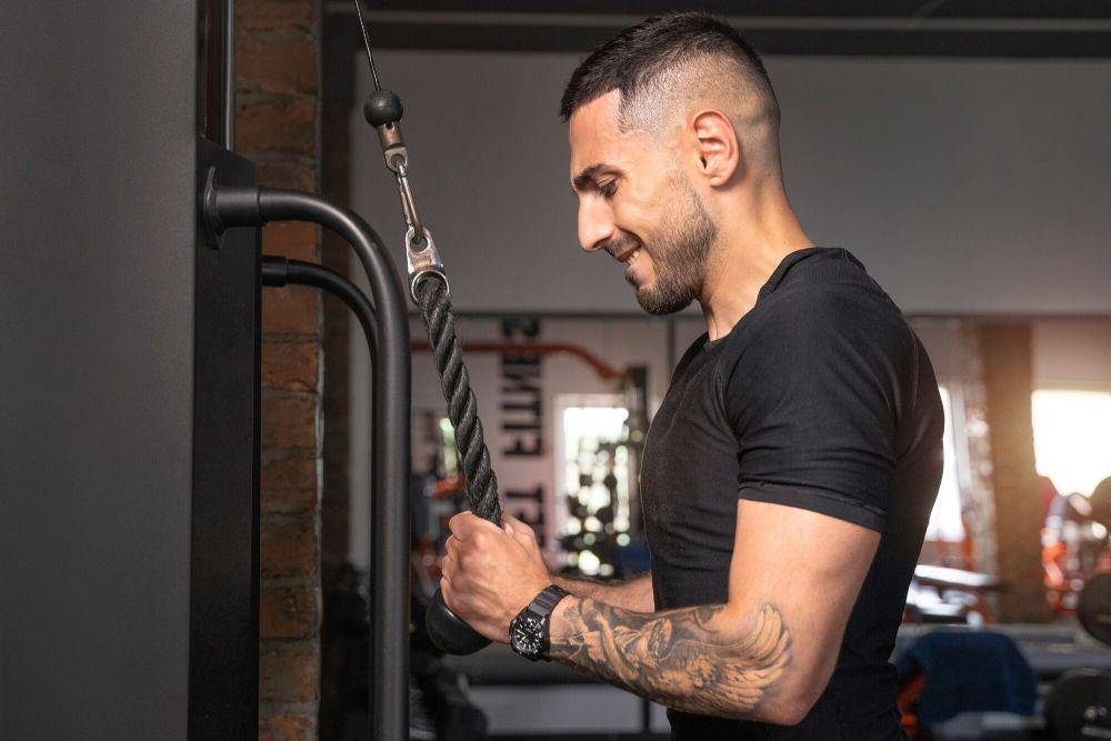 ilustrasi tricep pushdown (freepik.com/freepik)