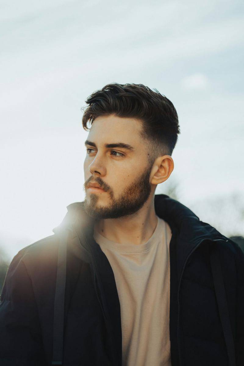 ilustrasi gaya rambut low taper bertekstur (unsplash.com/Stephan Louis)