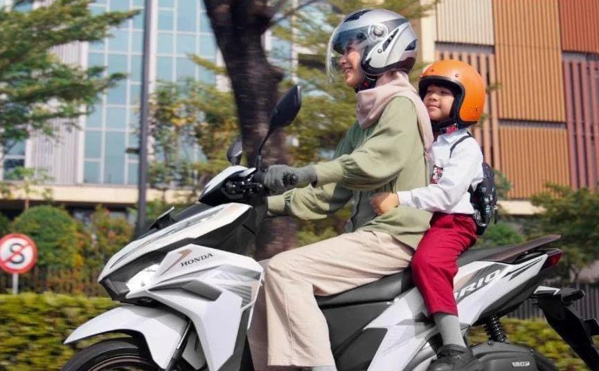 Kembali ke Sekolah, Begini Cara Membonceng Anak yang Aman