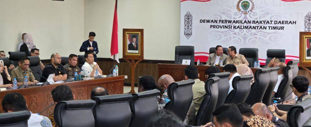 Suasana RDP antara Komisi II DPRD Kaltim, Pertamina, dan pihak terkait, Rabu (9/4/2025). DPRD Kaltim mendesak Pertamina bertanggung jawab atas kerusakan kendaraan yang diduga karena kualitas BBM bermasalah. (Dok. Istimewa)