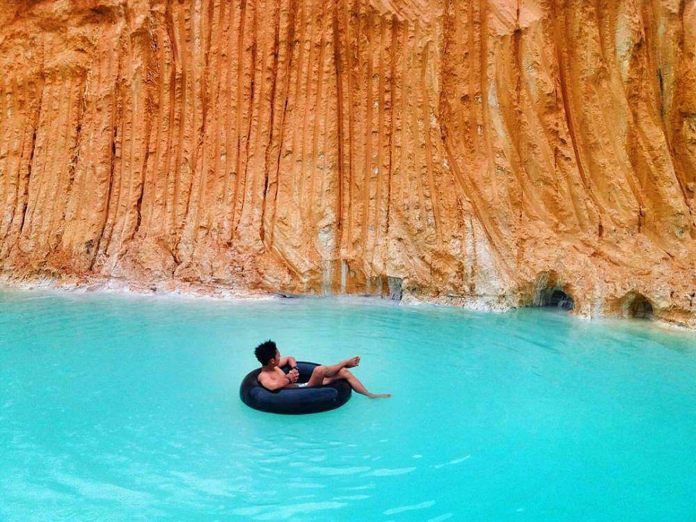 nau Biru Tambang Batu Kapur Padas Lampung Tengah (Instagram/rahmat_gohmat)