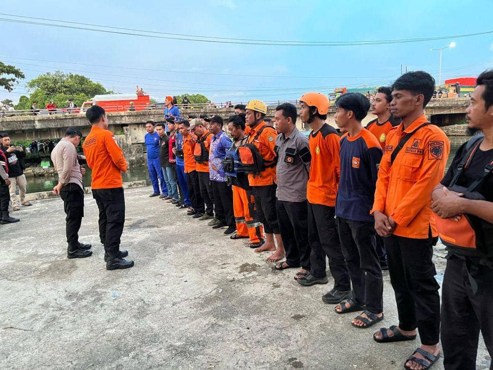 Tim SAR mencari keberadaan remaja putri bernama Annisa (12), yang dilaporkan tenggelam saat berenang di Sungai Kalibone, Kecamatan Minasa Tene, Kabupaten Pangkep, Kamis (10/4/2025)/Istimewa