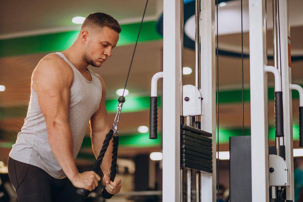 ilustrasi tricep pushdown (freepik.com/senivpetro)