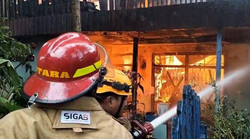 Petugas berjibaku memadamkan api di rumah milik  Nur Hasanah. (Dok. Istimewa)
