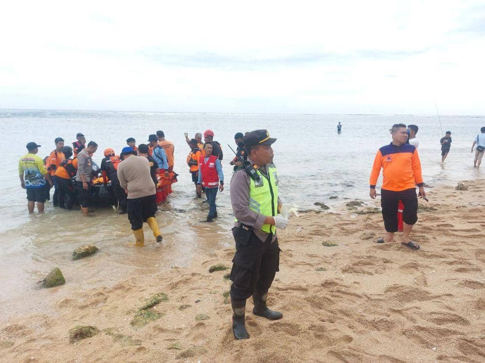 Evakuasi jenazah Fahmi Sirilah yang tenggelam di Pantai Balekambang. (Dok. Humas Polres Malang)
