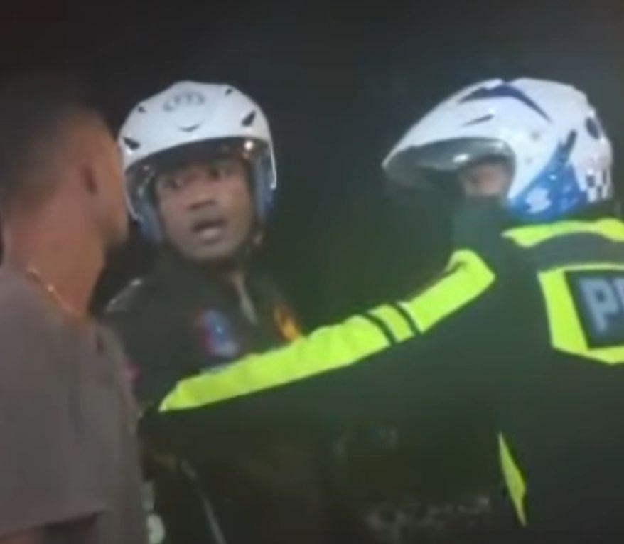 Gak Pakai Helm, Pengendara Terlibat Cekcok dengan Polantas di Kupang