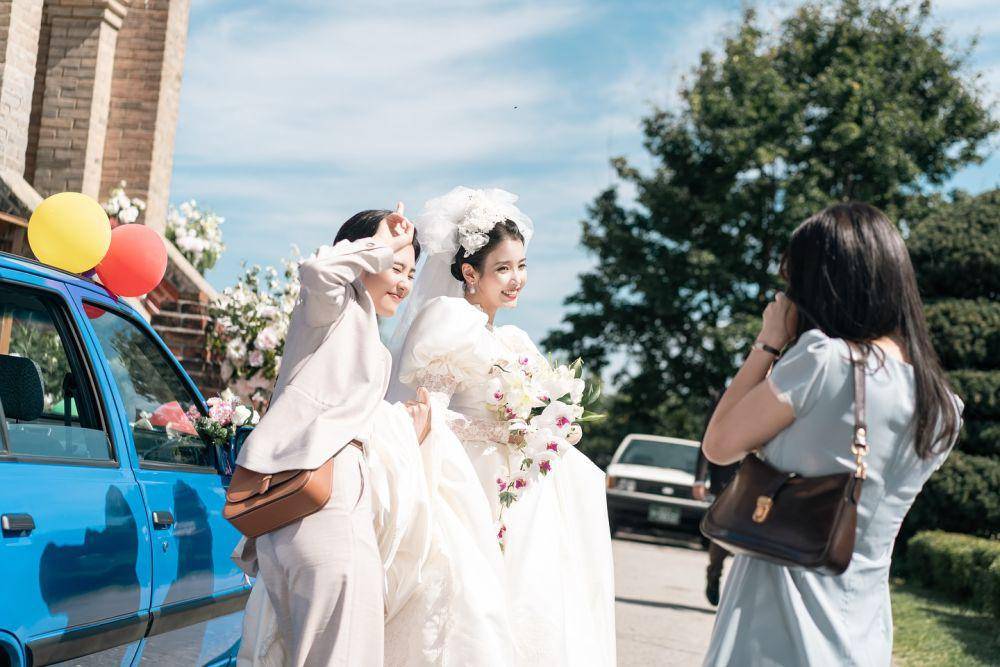 Potret adegan pernikahan Geum Myeong di Katedral Gasil dalam drama When Life Gives You Tangerines (instagram.com/netflixkr)
